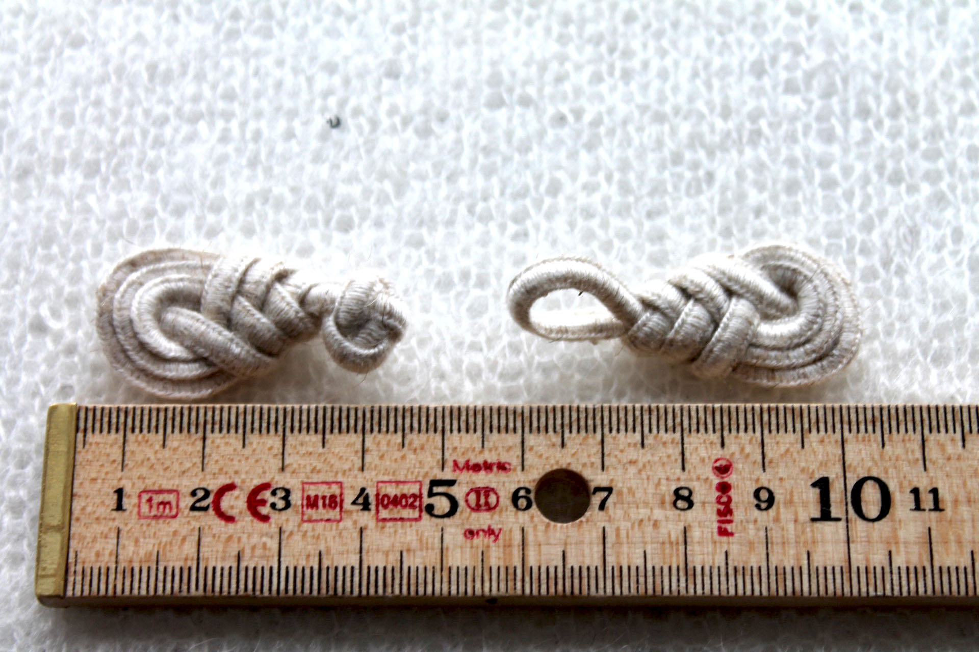 Small Ecru Frog Fastening button, image 5 of 5