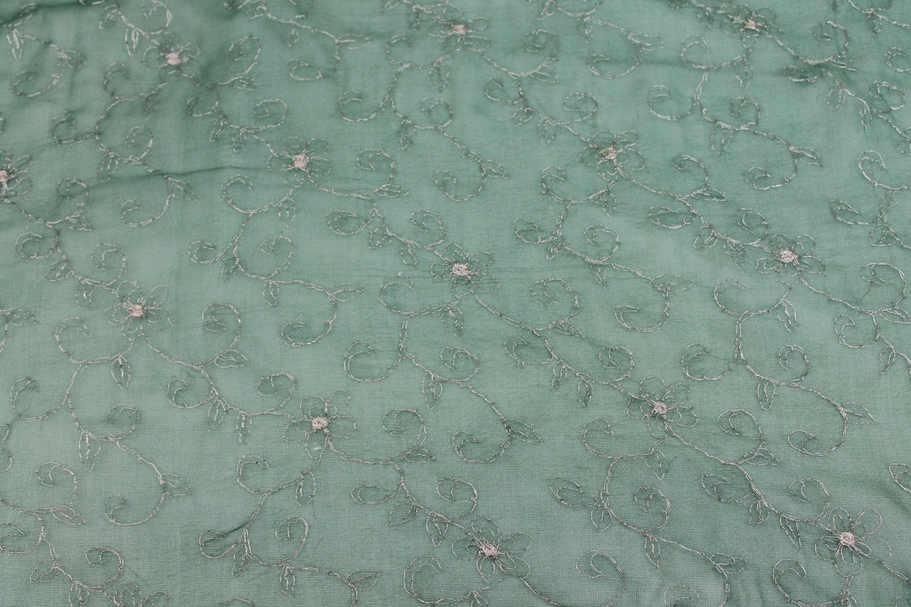 UND FLOWER RAISED EMBROIDERY TOPグリーン UND FLOWER RAISED EMBROIDERY TOPグリーン