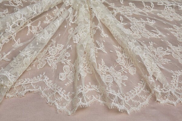 Flower Chain Chantilly Lace - Cream / Ecru Double Scallop fabric