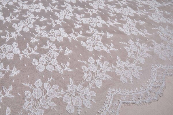 Flower Chain Chantilly Lace - Ivory Double Scallop fabric