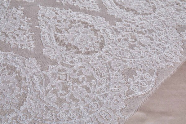 Floral Chantilly Lace - Ivory Double Scallop fabric