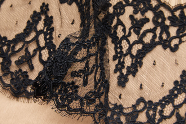 Arch Scallop Corded Lace Trim - Black