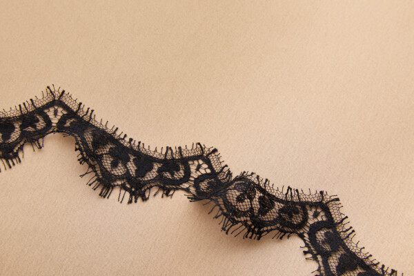 Chantilly Scallop Lace Trim - Black
