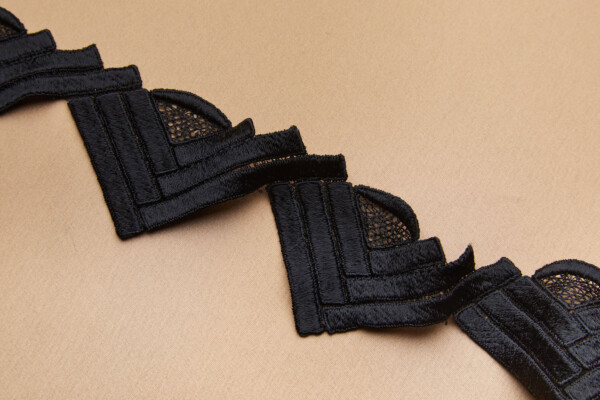 Triangle Points Guipure Lace Trim - Black