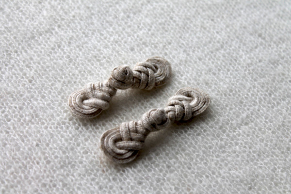 Small Ecru Frog Fastening button