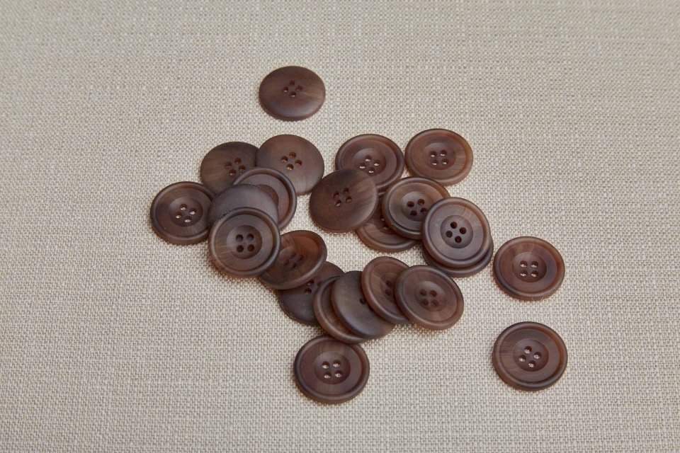Round Dark Oak "Faux Horn" Button - 2.2cm